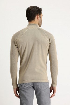 Бежевая водолазка среднего размера, приталенный вязаный свитер с узором