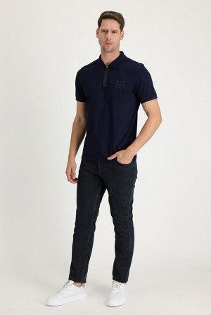 Темно-синие джинсовые брюки среднего размера