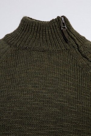 Приталенный шерстяной трикотажный свитер с открытым воротником цвета хаки и бато на молнии