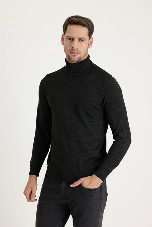 Приталенный вязаный свитер с высоким воротником антрацитового цвета среднего размера и узором