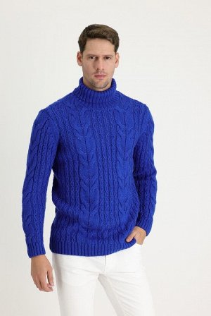 Синий шерстяной вязаный свитер классического кроя с высоким воротником и узором