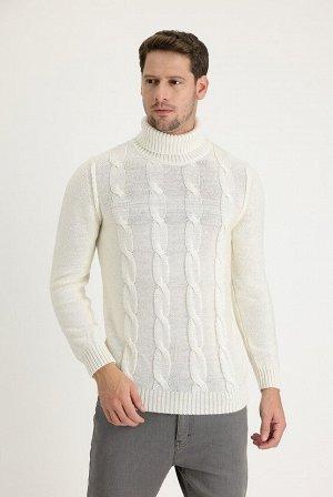 Приталенный шерстяной трикотажный свитер с высоким воротником цвета экрю
