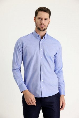 Светло-синяя приталенная оксфордская рубашка с длинными рукавами