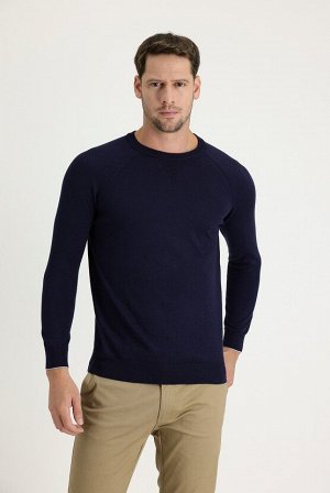 Темно-синий вязаный свитер с круглым вырезом, классический крой, с рисунком