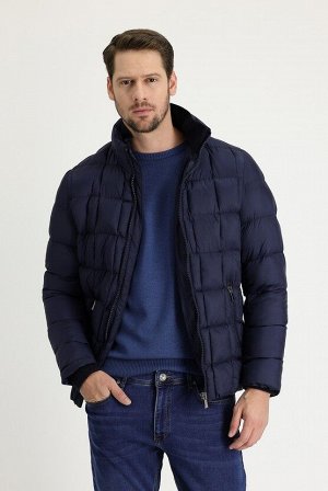 Темно-синее приталенное стеганое пальто с капюшоном среднего размера