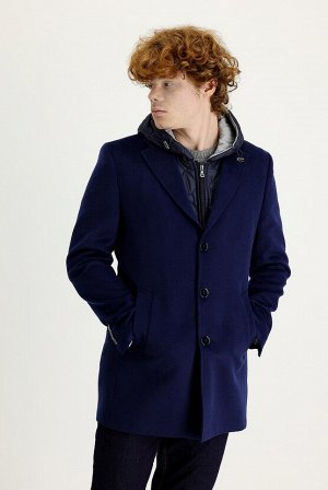 Темно-синее приталенное жилетное пальто среднего размера