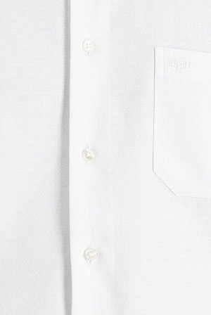 Белая классическая рубашка с длинным рукавом с рисунком