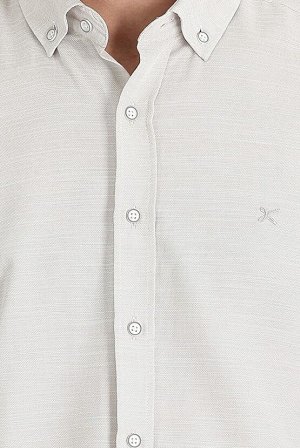 Светло-бежевая рубашка свободного кроя с длинным рукавом под льняную ткань