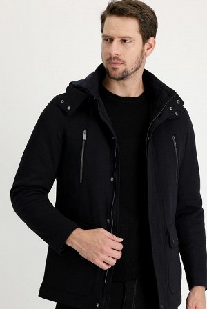 Черное спортивное пальто с капюшоном