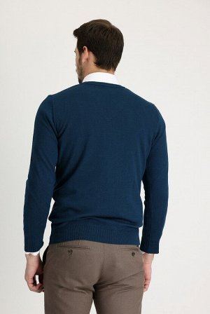 Вязаный свитер средней посадки с V-образным вырезом и V-образным вырезом среднего кроя