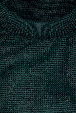 Темно-зеленый супероблегающий трикотажный свитер стальной вязки с круглым вырезом