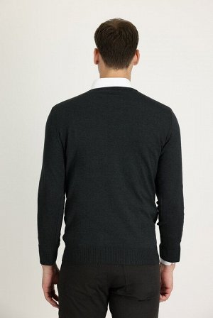 Трикотажный свитер стандартного кроя темно-антрацитового цвета с v-образным вырезом