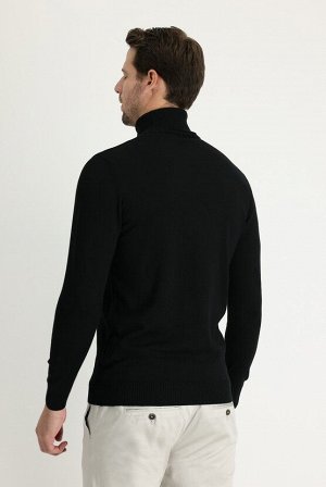 Черный трикотажный свитер классического кроя с высоким воротником