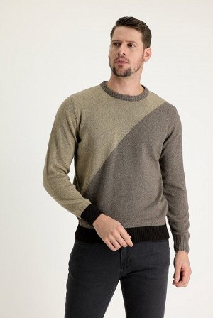 Бежевый приталенный шерстяной трикотажный свитер с круглым вырезом среднего размера
