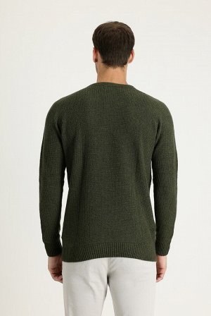 Приталенный бесшовный шерстяной трикотажный свитер цвета хаки среднего размера с круглым вырезом