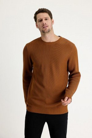 Приталенный трикотажный свитер с круглым вырезом цвета корицы и узором
