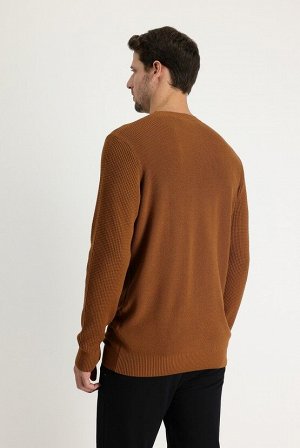 Приталенный трикотажный свитер с круглым вырезом цвета корицы и узором