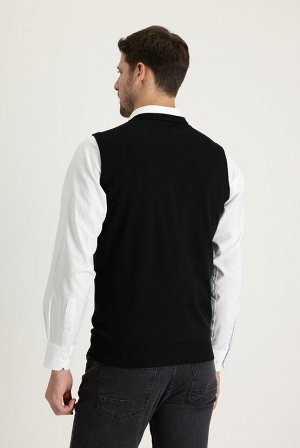 Черный вязаный свитер с v-образным вырезом
