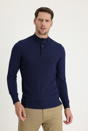 Приталенный трикотажный свитер с узором темно-синего цвета с меланжевым воротником бато среднего размера