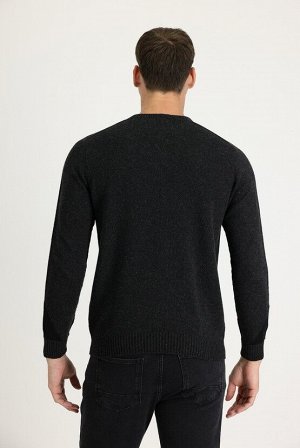 Шерстяной трикотажный свитер с круглым вырезом темно-антрацитового цвета, классический крой
