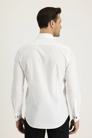 Белая приталенная рубашка с длинным рукавом и манжетами