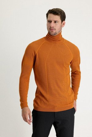 Приталенный вязаный свитер с воротником тыквы и узором