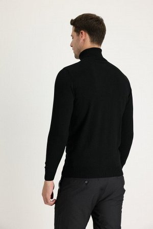 Черный трикотажный свитер классического кроя с высоким воротником