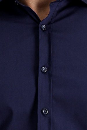 Темно-синяя рубашка очень узкого кроя с длинным рукавом