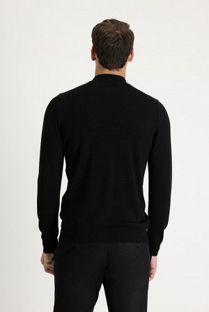 Черный приталенный вязаный свитер с воротником бато и узором на молнии