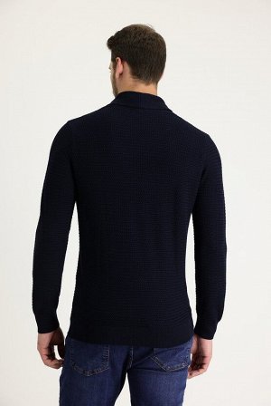 Темно-синий приталенный вязаный свитер с отложным воротником и узором