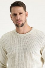 Приталенный шерстяной трикотажный свитер с круглым вырезом цвета экрю