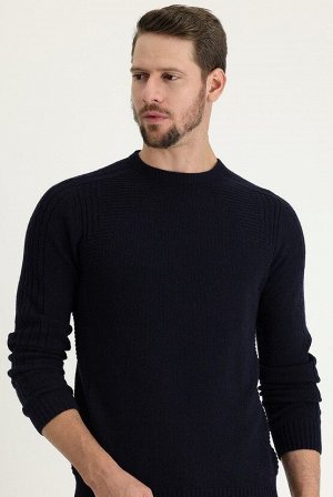 Темно-синий шерстяной приталенный вязаный свитер с круглым вырезом и узором