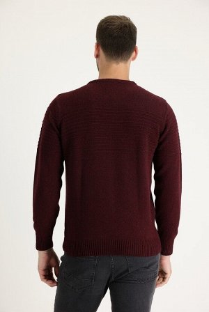 Темно-красный бордово-красный приталенный шерстяной вязаный свитер с круглым вырезом и узором