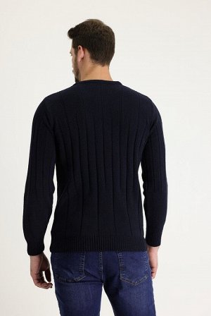 Темно-синий шерстяной приталенный вязаный свитер с круглым вырезом и узором