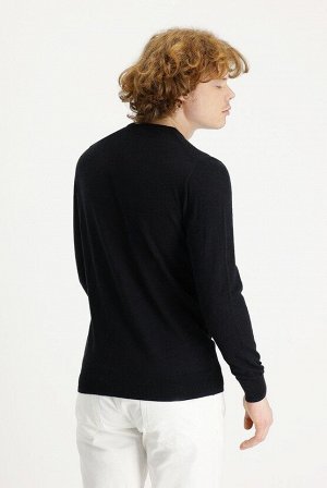 Черный приталенный льняной трикотажный свитер с круглым вырезом