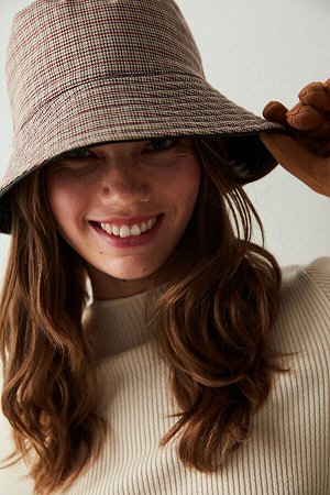 Разноцветная девушка-лилия в шляпе