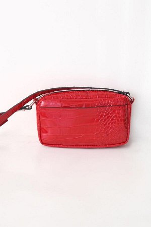 Красная сумка через плечо с крокодиловым узором на ремешке