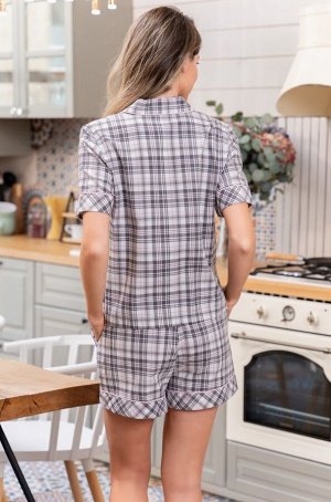 Пижама Милый уютный комплект Mia-Amore, который состоит из жакетика с короткими рукавами и застежкой на пуговицы и шорт, выполнен из натурального хлопкового полотна с рисунком в виде серо-розовой клет