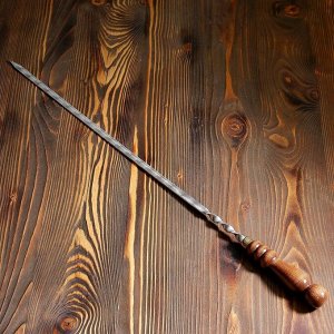 Шампур с деревянной ручкой, рабочая длина - 50 см, ширина - 10 мм, толщина - 3 мм с узором