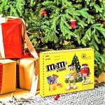 Новогодний подарок M&amp;Ms &amp; Friends 150 гр Подарочная посылка с диджитал игрой по QR коду внутри