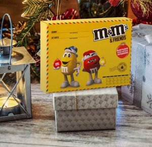 Новогодний подарок M&Ms & Friends 150 гр Подарочная посылка с диджитал игрой по QR коду внутри