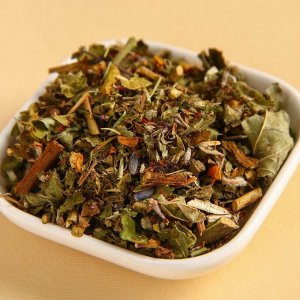 Травяной чай в стеклянной банке «Расцветай»: ежевика, репешок, фундук, ромашка, чабан-чай, шелковица, шиповник, мята, роза, 25.