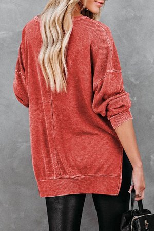 Красный трикотажный пуловер в рубчик с разрезами