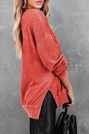 Красный трикотажный пуловер в рубчик с разрезами