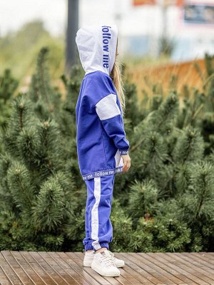 Комплект Материал: Футер 3х нитка с начесом
Год: 2022
Страна: Россия

Спортивный костюм для девочки из футера бело-синий: пуловер с капюшоном и брюки на резинке.