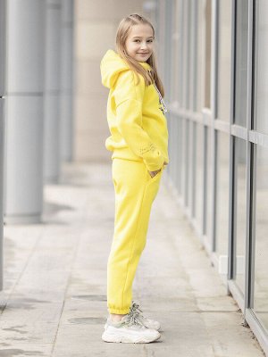 Комплект Ткань верха: футер с начесом
Год: 2022
Страна: Россия

Комплект худи и брюки для девочки желтого цвета от batik. Новая коллекция трикотажной одежды из футера премиального сегмента: 3-х нитки 