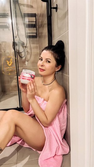 Скраб для тела солевой с витаминами С и Е "Молоко и Йогурт" Carebeau / Carebeau Spa Lightening Salt Scrub Milk And Yoghurt