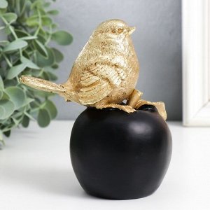 Сувенир полистоун "Золотой воробышек на чёрном яблоке" 13,5х11х7 см