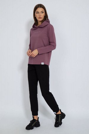 Костюм Костюм Kivviwear 41224114/04 пурпурно-серый 
Состав: ПЭ-15%; Хлопок-85%;
Сезон: Осень-Зима
Рост: 170

Костюм лонгслив с капюшоном на подкладке из основной ткани. Шнурки в комплекте. Брюки сред