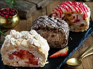 Пирожное "Меренговый рулет с клубникой"